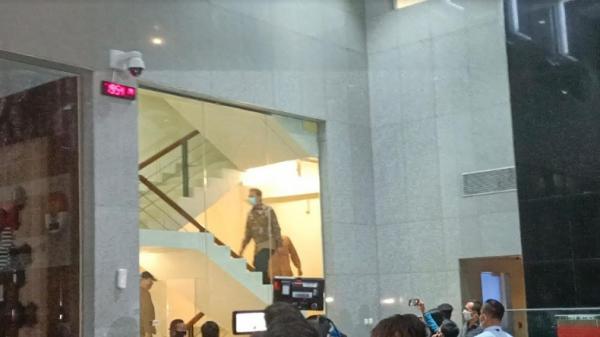 Wakil Ketua DPR Azis Syamsuddin  tiba di Gedung KPK, Jakarta, Jumat (24/9/2021). (Foto: Raka Dwi Novianto).