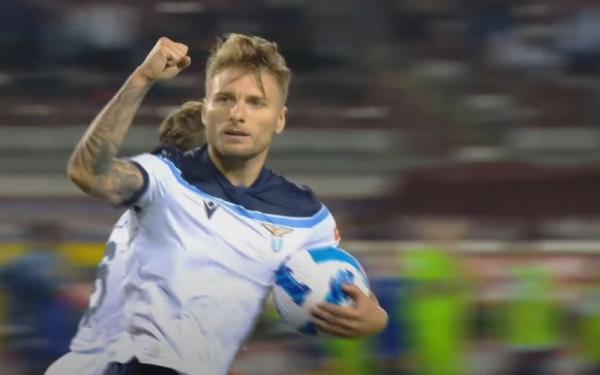 Striker Lazio, Ciro Immobile merayakan gol ke gawang Torino dalam laga Liga Italia 2021/2022 di Stadion Olimpico, Jumat (24/9/2021). (Foto: Youtube/Serie A)