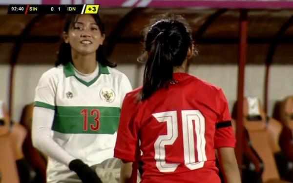 Pilar timnas putri Indonesia, Safira Ika Putri Pilar timnas putri Indonesia, Safira Ika Putri hendak melakukan lemparan ke dalam dalam laga Kualifikasi Piala AFC 2022 melawan Singapura di Republican Central, Jumat (24/9/2021). (Foto: Youtube/Fooball Association of Singapore)