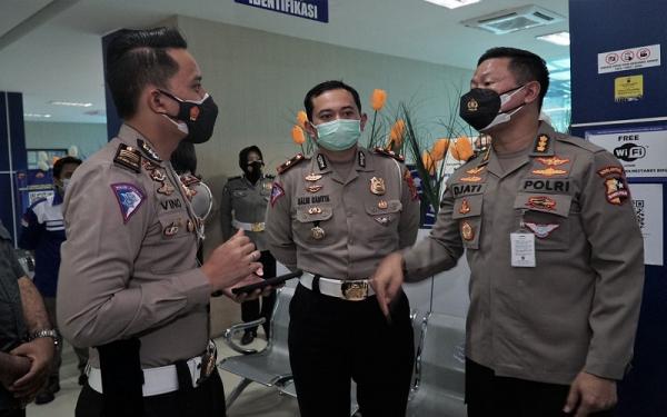 Kanit Regident Satlantas Polrestabes Bandung AKP Vino Lestari (kiri). (Foto: Humas Polrestabes Bandung)