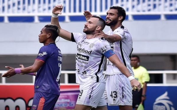 Striker Bali United, Ilija Spasojevic (nomor 9) merayakan gol ke gawang Persita Tangerang dalam laga Liga 1 2021/2022 di Stadion Pakansari, Kabupaten Bogor, Jumat (24/9/2021). (Foto: Twitter/@Liga1Match)