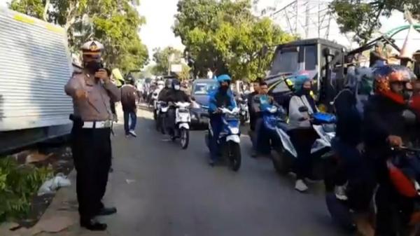 TABRAKAN TRUK1 Arus lalu lintas di Jalan Raya Cianjur-Sukabumi tepatnya di Cipadang, Warungkondang, tersendat akibat kecelakaan dua truk bertabrakan. (Foto: iNews/M ANDI ICHSYAN)