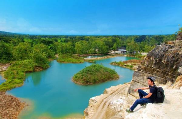 Telaga Biru Semin terlihat cukup alami dengan airnya yang biru. (Foto: Instagram/@ariesieass)