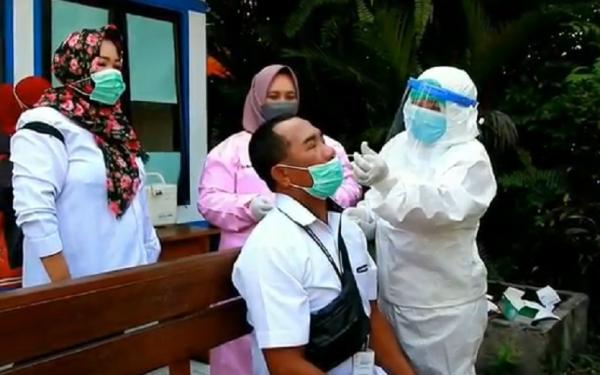 Pengendara tak memakai masker menjalani tes swab PCR. (Foto: iNews/Uun Yuniar)