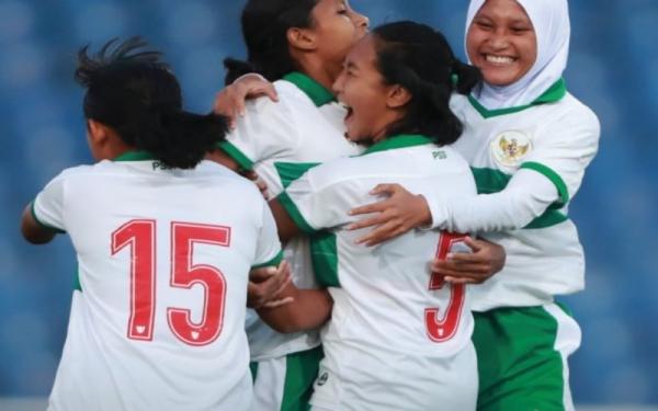 Timnas putri Indonesia, Baiq Amiatun Timnas putri Indonesia merayakan gol ke gawang Singapura yang dicetak striker Baiq Amiatun dalam laga Kualifikasi Piala Asia Wanita 2022 di Stadion Republican Central, Dushambe, Jumat (24/9/2021). (Foto: Twitter/@afcasiancup)