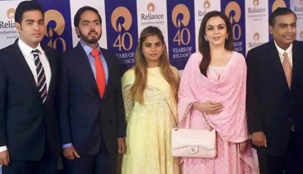 Mukesh Ambani bersama istri dan ketiga anaknya.