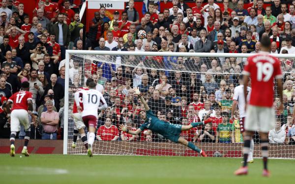 Playmaker Manchester United, Bruno Fernandes gagal mencetak gol dari titik putih ketika berhadapan dengan Aston Villa dalam laga Liga Inggris 2021/2022 di Stadion Old trafford, Sabtu (25/9/2021). (Foto: REUTERS/Phil Noble)