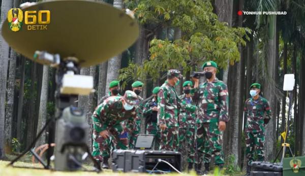 Jaringan komunikasi VSAT (Very Small Aperture Terminal) Manpack untuk menunjang komunikasi di seluruh Indonesia. (Foto: TNI AD)