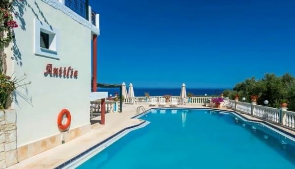 Kolam renang outdoor di Antilia. (Foto: Istimewa)