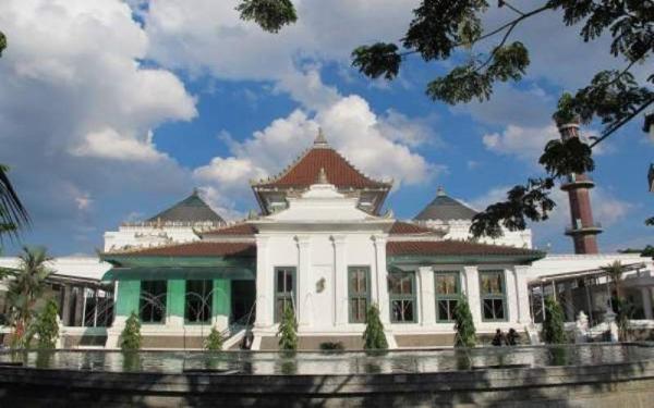 Masjid Agung Palembang yang terletak di pusat kota dan tidak jauh dari Jembatan Ampera. (Foto: Okezone)