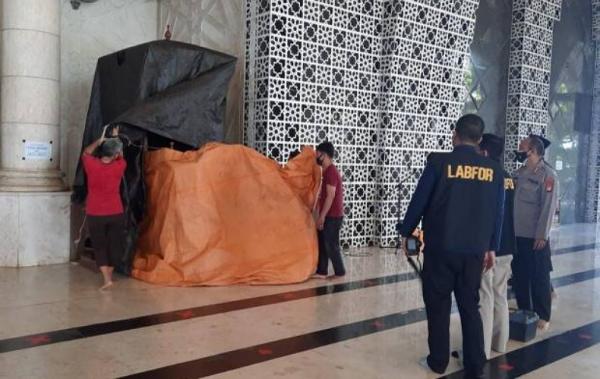 Tim Labfor memeriksa area sekitar lokasi pembakaran Mimbar Masjid Raya Makassar di Jalan Masjid Raya, Bontoala, Kota Makassar. (Foto/iNews TV/Muhammad Nur Bone)