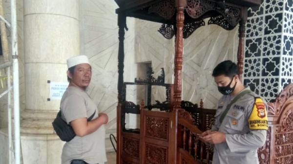 Pembakaran mimbar masjid di Makassar. (Foto: iNews).