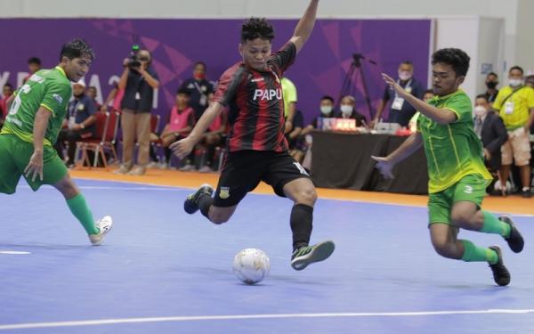 Tim futsal Papua menang atas Sumut di PON XX Flank biasanya bermain di sisi lapangan. Flank umumkan mempunyai kecepatan dan drible menawan. (Foto: MNC Media)