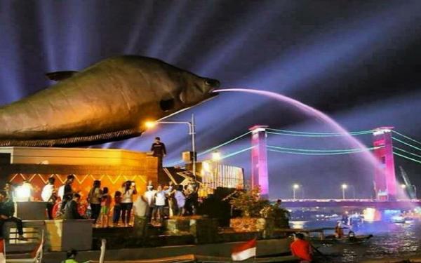 Tugu Belido di Pelataran Benteng Kuto Besak menghadap ke Sungai Musi. (Foto: Instagram)