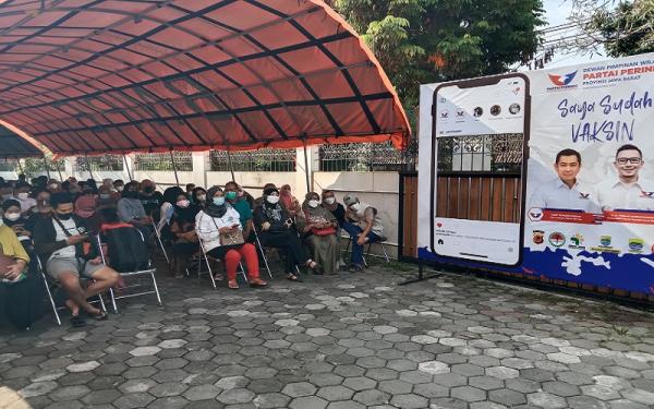 Warga Kota Bandung antusias mengikuti vaksinasi Covid-19 yang digelar DPW Partai Perindo Jabar. (Foto: AGUNG BAKTI SARASA)