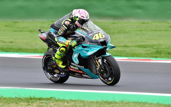 Valentino Rossi Pembalap Petronas Yamaha SRT, Valentino Rossi memakai helm bermotif pita berwarna pink dalam seri MotoGP San Marino 2021 di Sirkuit Misano, Minggu (19/9/2021). (Foto: REUTERS/Jennifer Lorenzini)