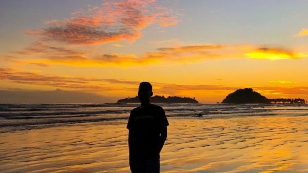 5 Tempat Wisata di Sumatera Barat-1 5 Tempat Wisata di Sumatera Barat, Pantai Air Manis (Instagram/randiikurnia)