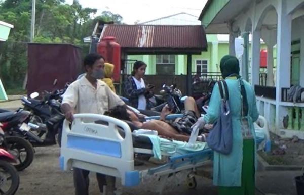 Seorang pasien di RSUD Mamuju dievakuasi keluar gedung saat gempa Magnitudo 5 mengguncang wilayah itu, Minggu (26/9/2021) sore. (Foto: MNC Portal/Frendy Christian)