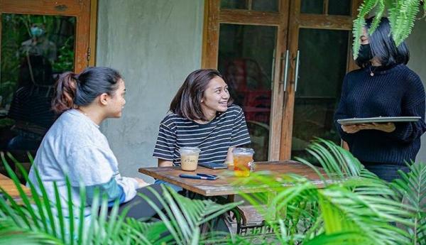Saya Kopi Nuansa Mengusung tema yang didominasi dengan ruangan outdoor, membuat suasana di tempat ini cocok buat nongkrong sambil ngobrol-ngobrol. (Foto: Instagram/@saya_kopinuansa)