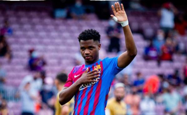 Ansu Fati Ansu Fati langsung mencetak gol di laga comeback bersama Barcelona usai pulih dari cedera. Dia membantu Blaugrana membantai Levante 3-0. (Foto: Twitter/FCBarcelona)