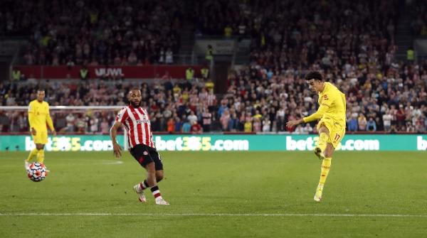 Liverpool gagal meraih kemenangan saat bertamu ke markas Brentford dalam laga pekan keenam Liga Inggris 2021/2022. The Reds bermain imbang 3-3 lawan Brentford. (foto: REUTERS)