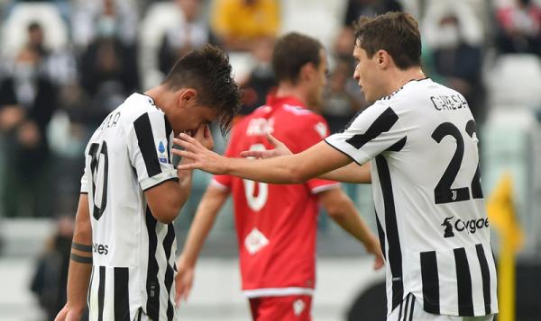 Paulo Dybala Paulo Dybala keluar lapangan lebih awal karena cedera sambil berurai air mata saat Juventus mengalahkan Sampdoria 3-2 pada giornata keenam Liga Italia. (Foto: REUTERS/Massimo Pinca)