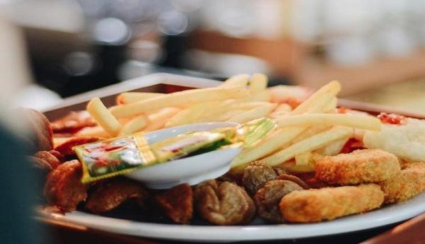 Di tempat ini tidak hanya kopi juga ditawarkan berbagai macam menu makanan berat seperti nasi goreng, dan aneka ayam. (Instagram/@warkoptanjakan)