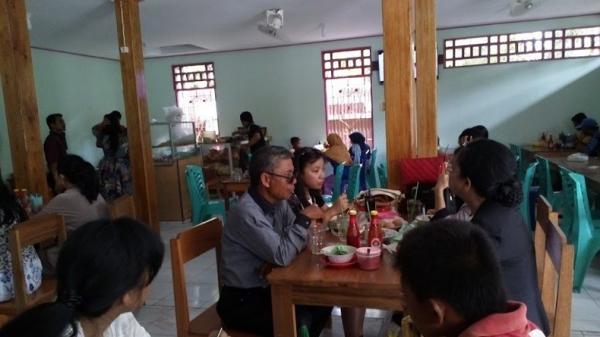 Tempat makan di Nabire, Papua. (Foto: Istimewa)