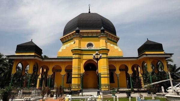 Masjid Al Osmani Medan Masjid Al Osmani, tempat ibadah di Medan Sumatera Utara. (islamicarchitecthuralheritage.com)