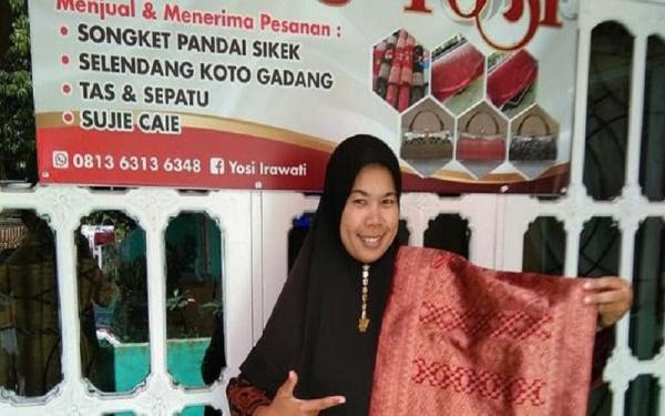 Yosi Irawati (43) asal Bukit Tinggi Sumatera Barat memilih berhenti dari pekerjaannya dan memutuskan untuk membuka usaha kecil-kecilan.