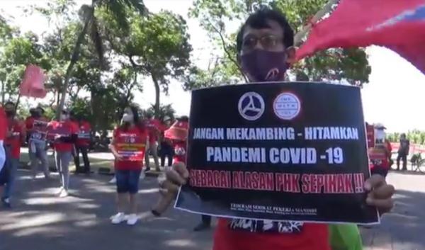 Pekerja hotel di Bali menolak PHK sepihak. (Foto: iNews/Aris Wiyanto)