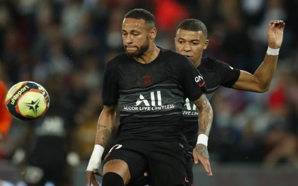 Neymar dan Kylian Mbappe Paris Saint-Germain Dua striker Paris Saint-Germain, Neymar dan Kylian Mbappe tengah beraksi melawan Montpellier dalam laga Liga Prancis 2021/2022 di Stadion Parc des Princes, Minggu (27/9/2021). (Foto: REUTERS/Gonzalo Fuentes)