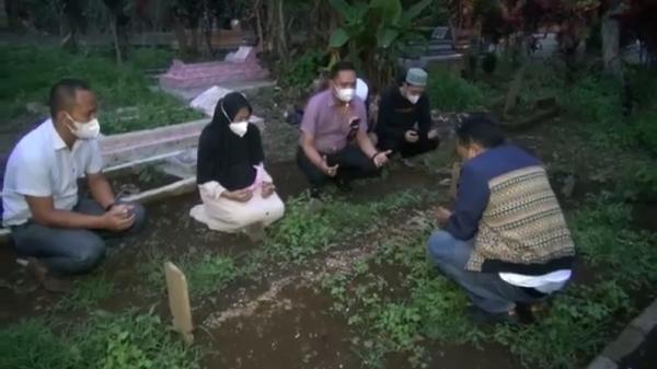 Mimin Mintarsih, ditemani dua anaknya dan tiga pengacara saat ziarah ke makam korban Tuti dan Amelia. (Foto: iNews/YUDY HERYAWAN JUANDA)