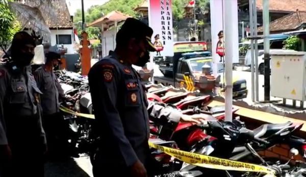 Polsek Padangbai menemukan 48 motor bodong yang akan dikirim ke Lombok, NTB. (Foto: iNews/Yunda Ariesta)