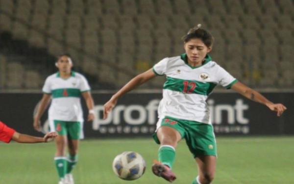 Penyerang timnas putri Indonesia, Zahra Muzdalifah Penyerang timnas putri Indonesia, Zahra Muzdalifah beraksi saat melawan Singapura dalam Kualifikasi Piala Asia Wanita 2022 di Stadion Republican Central, Dushanbe, Tajikistan, Jumat (24/9/2021). (Foto: Twitter/@PSSI)