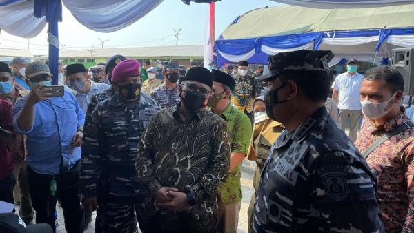 KSAL Laksamana TNI Yudo Margono meninjau vaksinasi Covid-19 di Kabupaten Rembang bersama Menteri Agama Yaqut Cholil Qoumas didampingi Bupati Rembang Abdul Hafidz. (Foto: TNI AL)