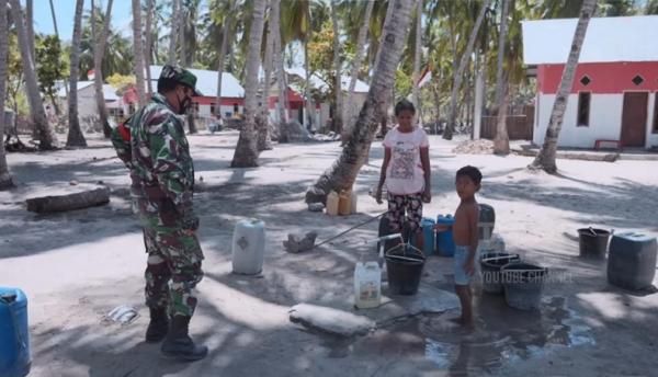 Babinsa Serda H Assegaf membantu masyarakat di Desa Oesel, NTT. (Foto akun Youtube TNI AD).