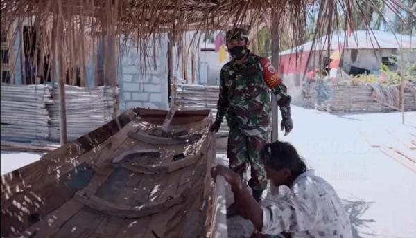 Babinsa 3 Babinsa Serda H Assegaf berbincang dengan warga di Desa Oeseli, NTT. (Foto akun Youtube TNI AD).