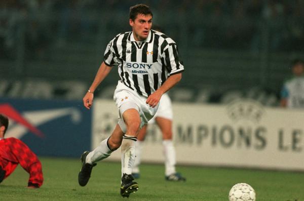 Christian Vieri 1 Striker legendaris Italia Christian Vieri menyebut ada dua bek Inggris paling tangguh yang pernah dihadapinya sepanjang karier. (Foto: Vbetnews)