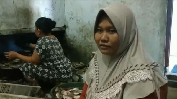 Emak-emak di Kampung Asap Pasuruan Emak-emak tukang asap ikan di Kampung Asap Kelurahan Ngaglik, Kecamatan Gadingrejo, Kota Pasuruan, Jawa Timur, saat ditemui, Selasa (28/9/2021). (Foto: iNews/Jaka Samudra)