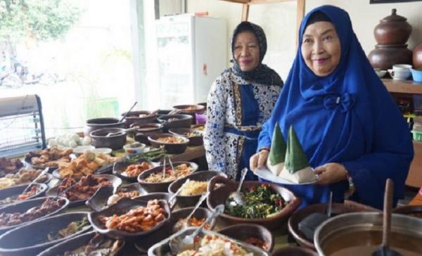Sego bungkus & gudeng Bu Poer selalu menggoda selera. Satu di antara 7 tempat makan di Banyuwangi ini selalu ramai pembeli. (Foto: Luvinary)