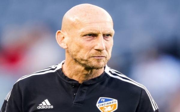 Jaap Stam dipecat oleh FC Cincinnati setelah timnya memanen banyak kekalahan di MLS 2021. (Foto: Twitter/@brfootball)