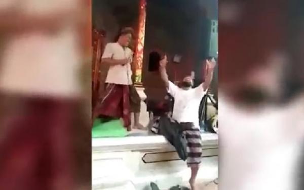 Kepala Desa Viral Nyanyi Tangkapan layar video viral kepala desa di Gianyar, Bali menyani abaikan prokes.