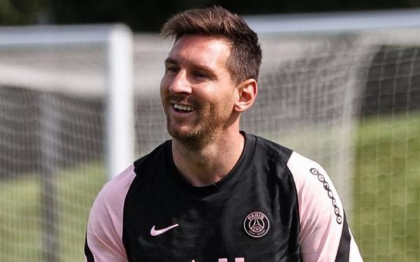 Lionel Messi Sifat iseng Lionel Messi keluar di sesi latihan Paris Saint-Germain (PSG). Rekan setimnya Marco Verratti jadi korban. (Foto: Mirror)