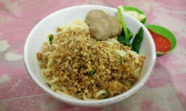 Mi ayam ahem di banyuwangi ini cukup terkenal. Kuliner ini menjadi satu di antara 7 tempat makan di Banyuwangi Jawa Timur yang harus dikunjungi.(Foto: Tempatwisataunik).