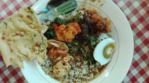 Pecel Rawon Mbok Sumi cukup melegenda. Tempat makan ini menjadi satu di antara 7 tempat makan di Banyuwangi Jawa Timur yang banyak disuka. (Foto: tempatwisataunik).