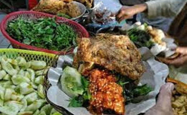 Sego tempong mbok nah cukup melegenda di Banyuwangi. Satu di antara 7 tempat makan di Banyuwangi ini bahkan selalu menjadi favorit wisatawan. (Foto: travelingyuk)