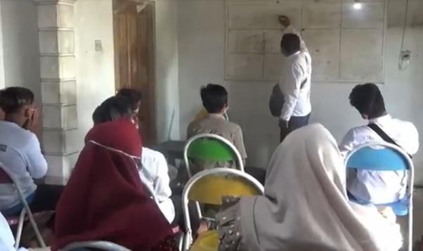 Aktivitas belajar SMK Quantum Ponorogo yang membayar menggunakan kotoran sapi. (Foto: iNews.id/Ahmad Subekhi).