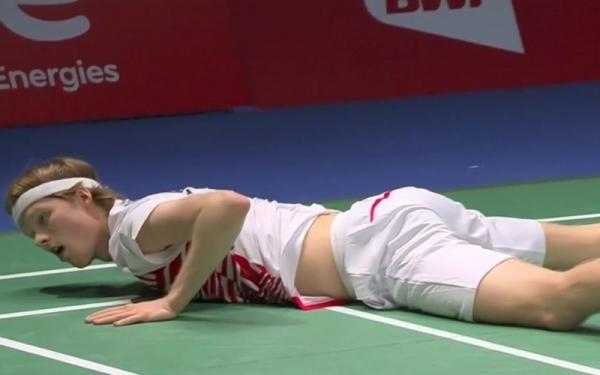 Pebulu tangkis tunggal putra Denmark, Anders Antonsen sampai terjatuh saat berusaha membalas smash andalan Indonesia, Anthony Ginting dalam laga Piala Sudirman 2021 di Energia Areena, Vantaa, Rabu (29/9/2021). (Foto: Twitter)