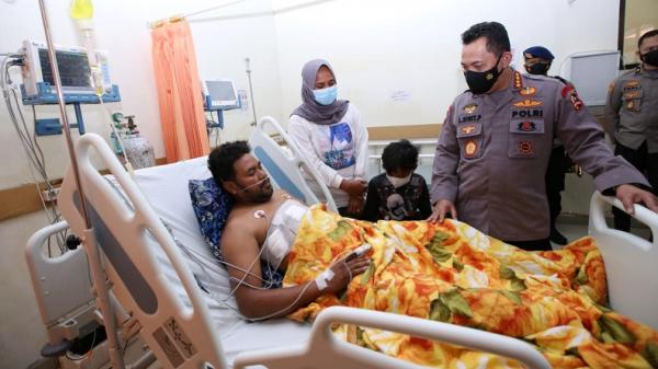 Kapolri Jenderal Listyo Sigit Prabowo Kapolri Jenderal Listyo Sigit Prabowo memotivasi anak buahnya yang terluka akibat baku tembak dengan KKB Papua dan masih dirawat di RS Bhayangkara Polda Papua. (Foto: Istimewa)